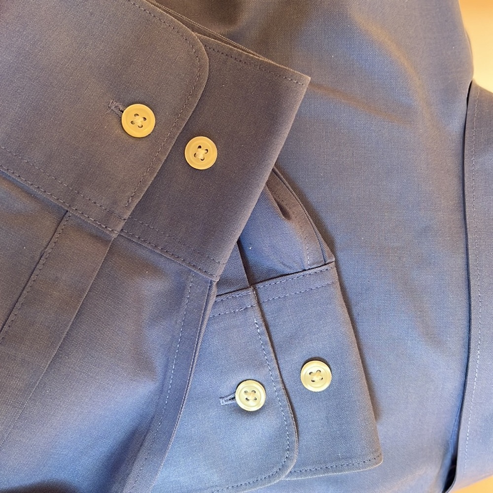 Eddie Bauer long sleeve dress shirt with adjustable buttons on cuff - Picture 4 of 5